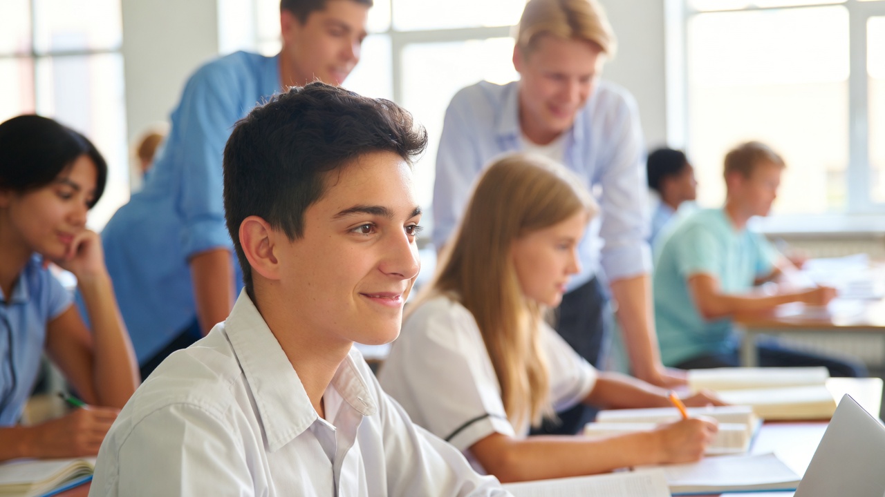 Uczeń edukacji domowej pracuje wspólnie z grupą w sali szkolnej